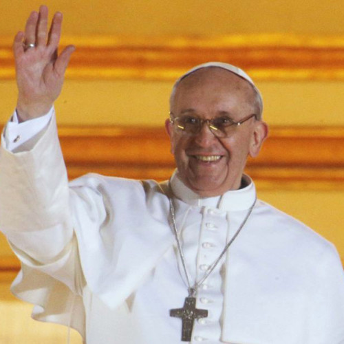 pape Francois salue