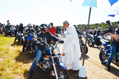Chaque année, près de 20.000 motards se rassemblent à Porcaro (Bretagne) pour recevoir la bénédiction, lors du Pardon de la Madone.