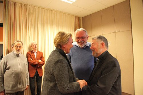Mgr Jean Kockeriols, évêque auxiliaire de Bruxelles, et Michel Kesteman, président de RCF Bruxells, accueille la ministre Céline Frémault