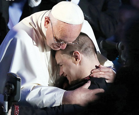 le pape réconforte