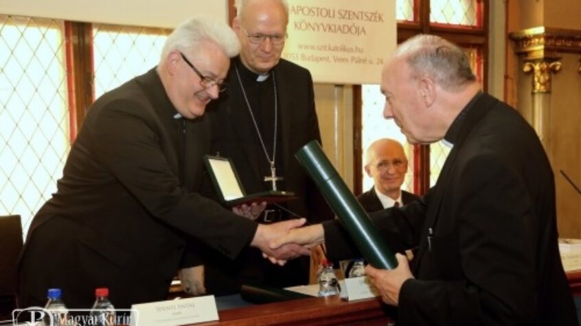 Hongrie: Mgr Léonard a reçu le prix Saint-Etienne de théologie