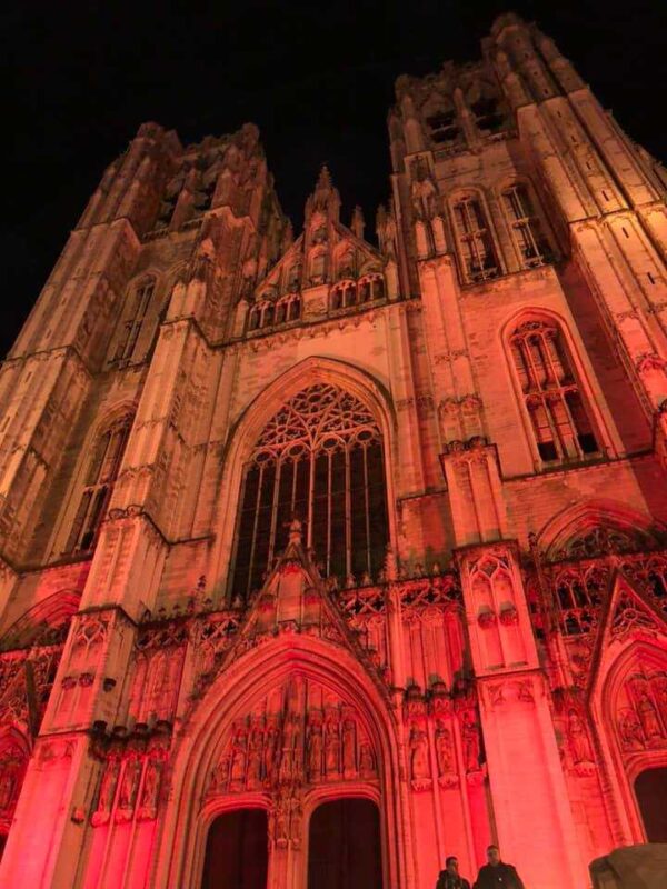 Bruxelles: une cathédrale rouge des martyrs du Proche-Orient