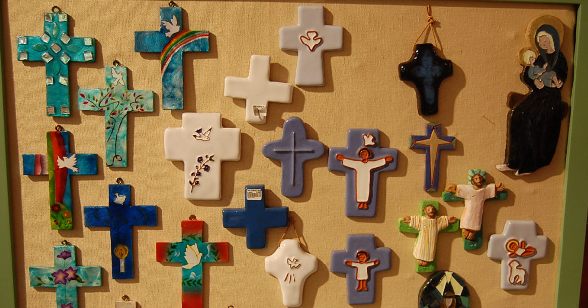 Ensemble de croix en vente à l'UOPC de Bruxelles ©UOPC