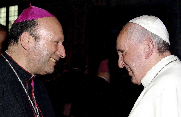 Mgr Franco Coppola en entretien avec le pape François. DR.